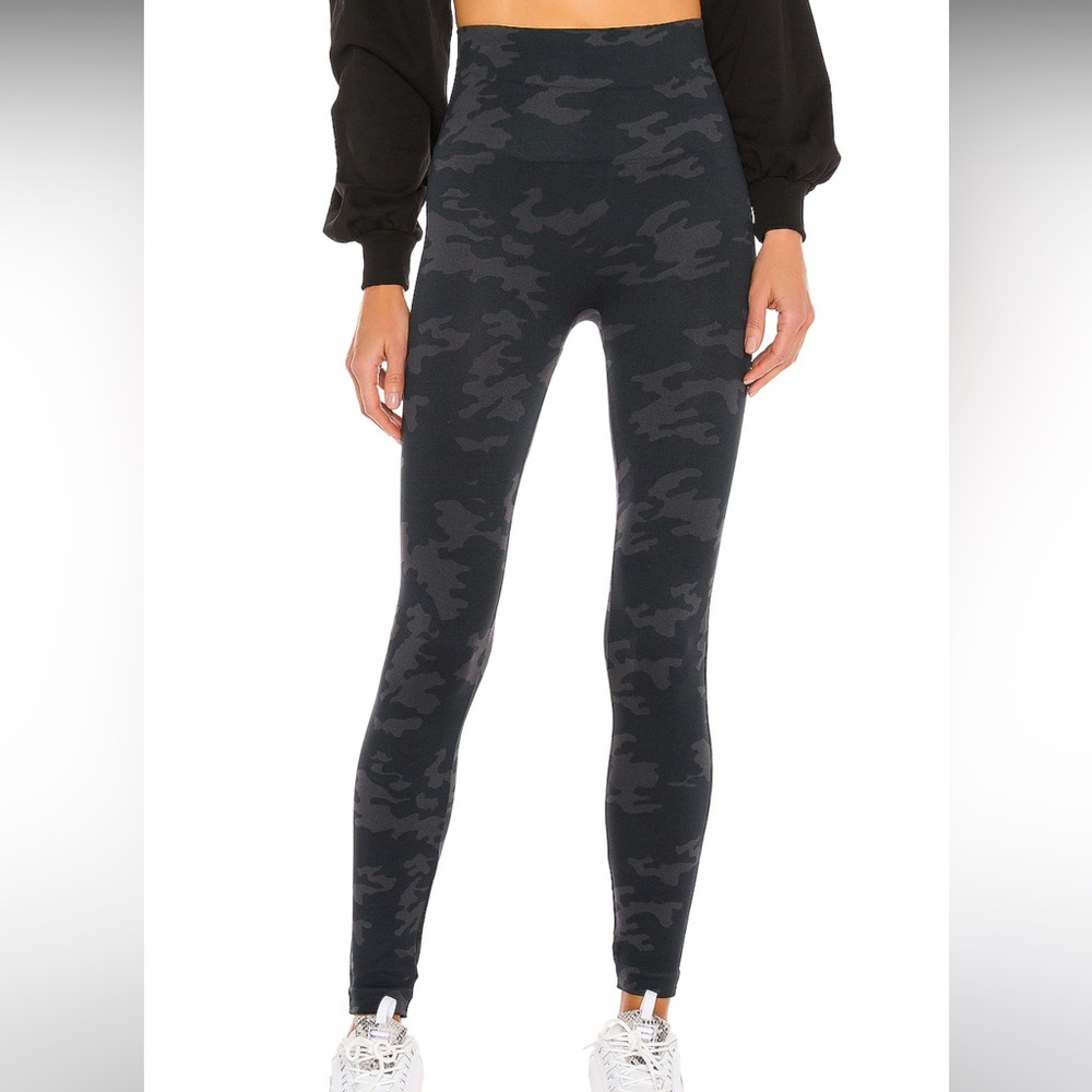 SPANX Look At Me Now Leggings in Black Camo
